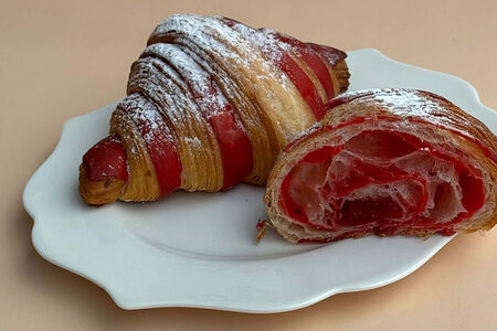 Круассан с малиной