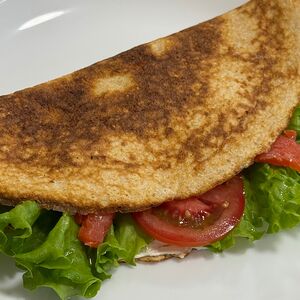 Овсяноблинчик с сёмгой, творожным сыром и помидором