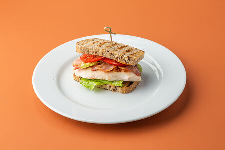 Сэндвич с цыпленком и беконом