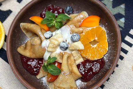 Блины сладкие со сметанным соусом, ягодами и фруктами