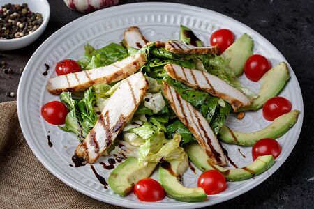 С авокадо и филе курицы