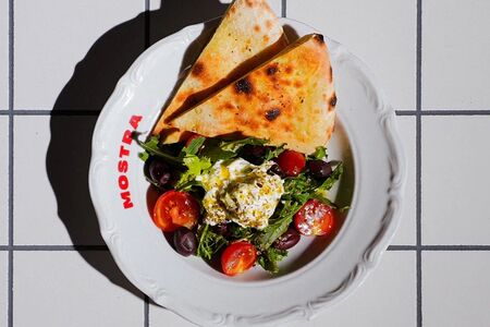 Пряный сыр с томатами черри на фокачче