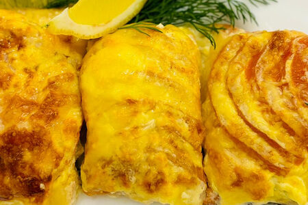 Горбуша, запеченная с помидорами