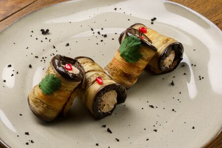 Рулеты из обжаренных баклажан