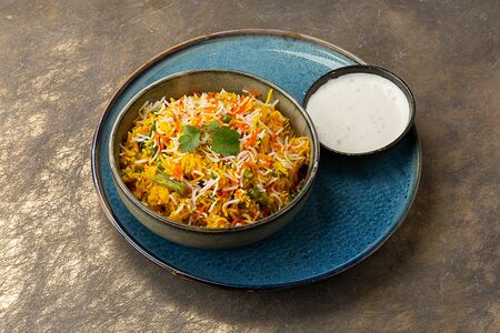 Овощной индийский плов бириани с соусом райта