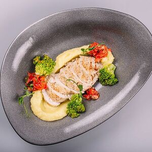 Куриное филе на подушке из картофельного пюре