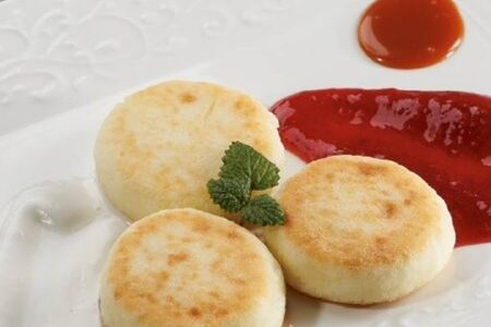 Сырники с малиновым вареньем и сметаной