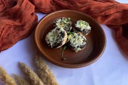 Шампиньоны, фаршированные моцареллой