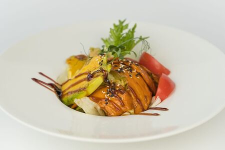 Овощной салат с жареным лососем и авокадо