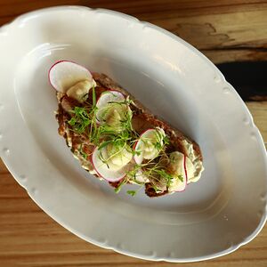 Бутерброд с домашней бужениной и картофельным кремом