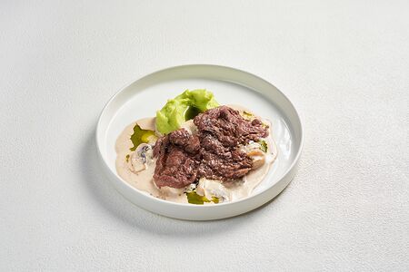 Медальоны из говядины с зеленым пюре в соусе демиглас