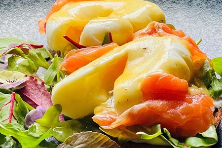 Брускетта с лососем и яйцом пашот 