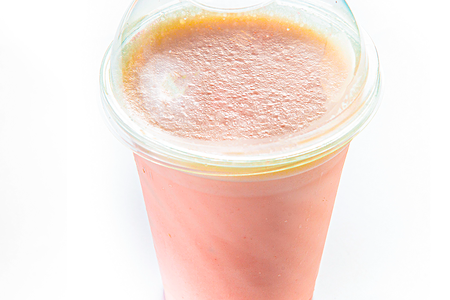 Клубничный молочный коктейль