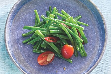 Зеленая фасоль с чесноком и томатами черри