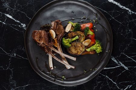 Каре ягненка с луковым соусом и овощами гриль