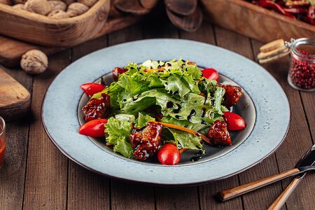 Салат с хрустящей уткой под пекинским соусом