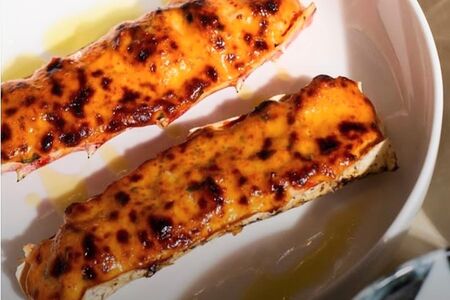 Запечённые фаланги краба с соусом кимчи