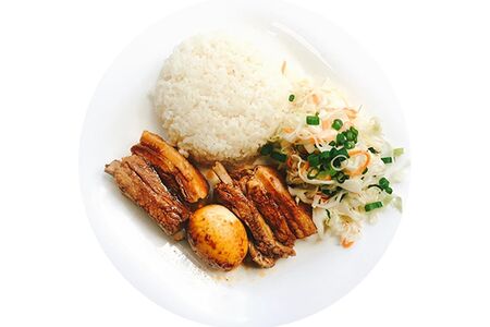 Рис на пару с тушёной свининой Ком тхи хо