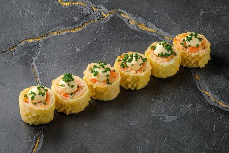 Жареный ролл Лосось харумаки