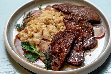 Говяжьи щечки с перловой кашей и белыми грибами