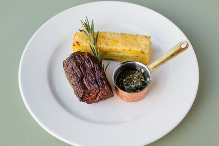 Стейк скерт с картофельным гратеном