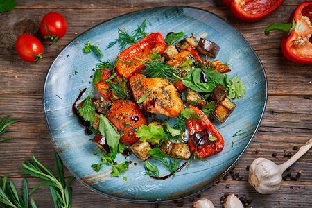 Филе цыпленка, запеченное с овощами