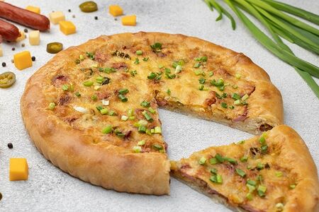 Пирог-пицца с картофелем и охотничьими колбасками