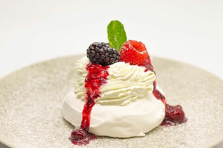 Десерт Анна Павлова с ягодным соусом