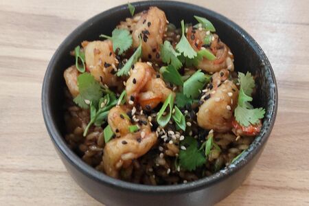 Азиатский жареный рис с креветками