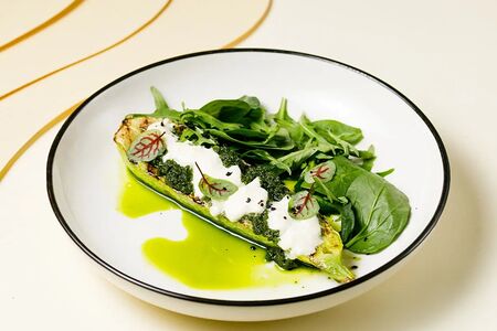 Стейк из цукини со страчателлой и соусом сальса верде