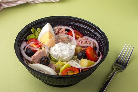 Салат с тунцом, картофелем и соусом тартар