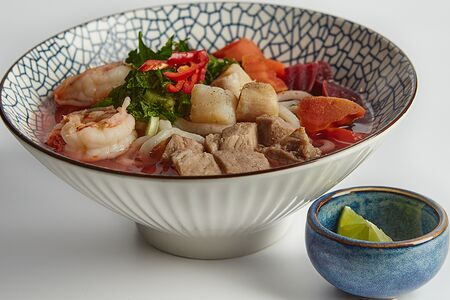 Суп с карри, креветками и курицей