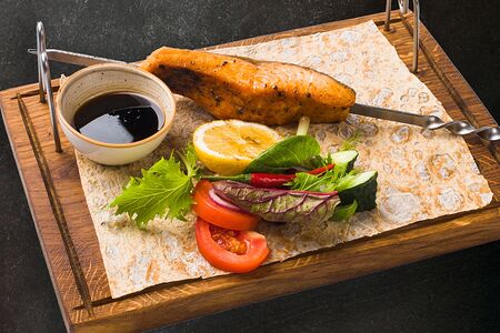 Стейк из лосося на углях