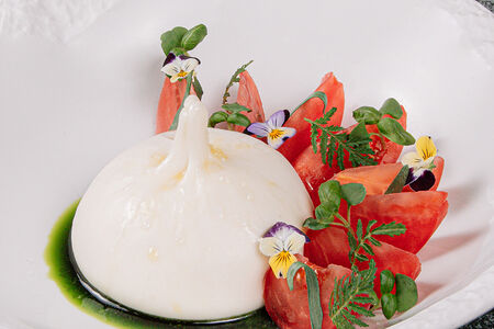 Буррата с крабом и томатами