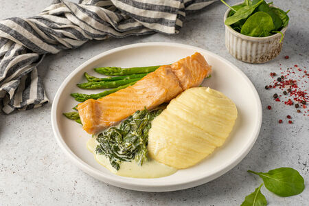 Стейк из лосося  с картофельным пюре, спаржей и шпинатом