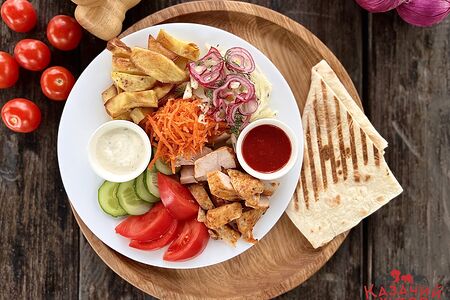 Шаверма на тарелке с курицей