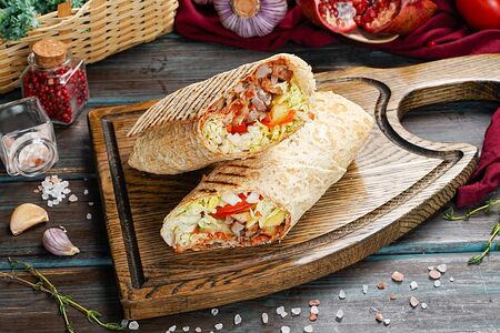 Шаурма куриная на углях в армянском лаваше