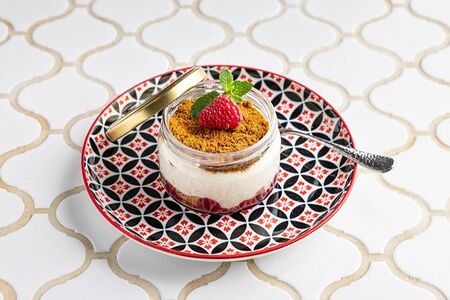 Маскарпоне с печеньем лотос и малиной