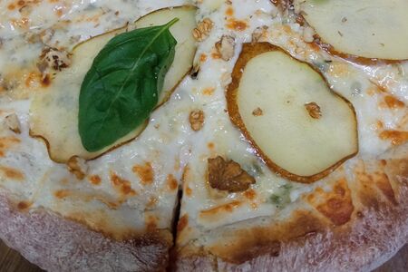 Пицца с грушей и горгондзолой