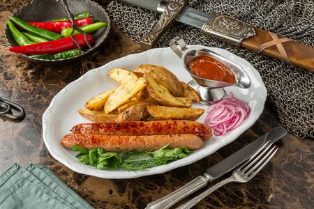 Колбаски свиные с картофелем айдахо