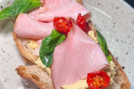 С тамбовским окороком и хумусом