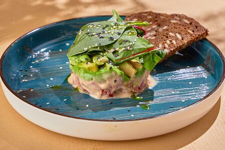 Тартар из авокадо с томатом