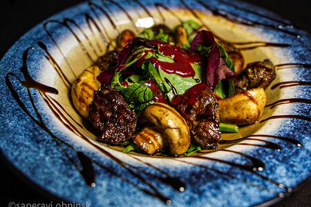 Тёплый салат с печенью под вишнёвым соусом