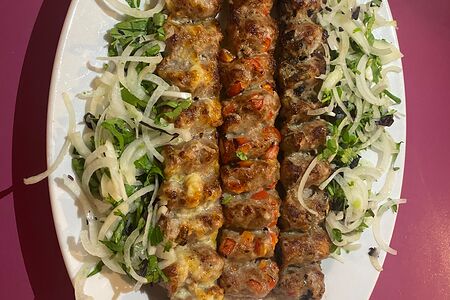 Ассорти люля-кебаб из свинины и говядины с овощами