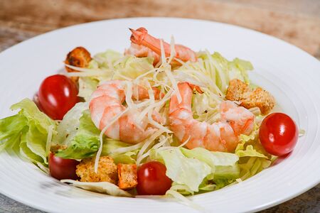 Салат Цезарь с креветкой