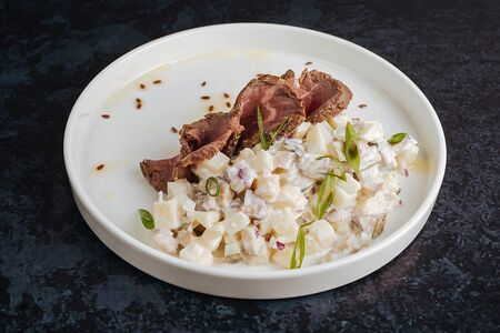 Картофельный салат с маринованными грибами, телятиной и конопляной заправкой