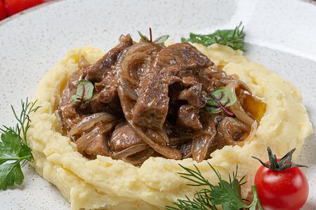 Бефстроганов из копченого языка с картофельным пюре