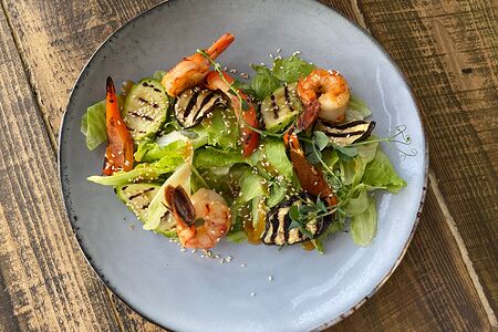 Теплый салат с овощами гриль, курицей или креветкой