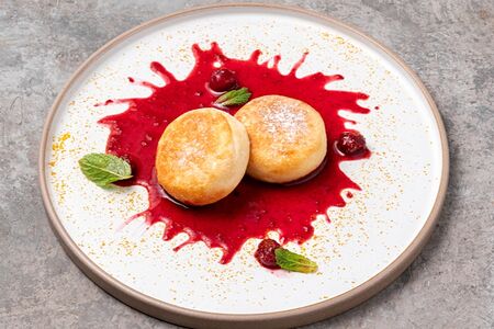 Сырники с вишневым соусом