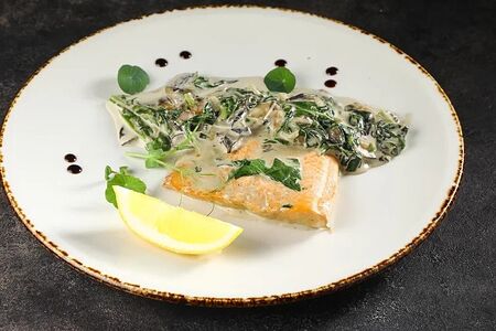 Стейк из форели со шпинатом